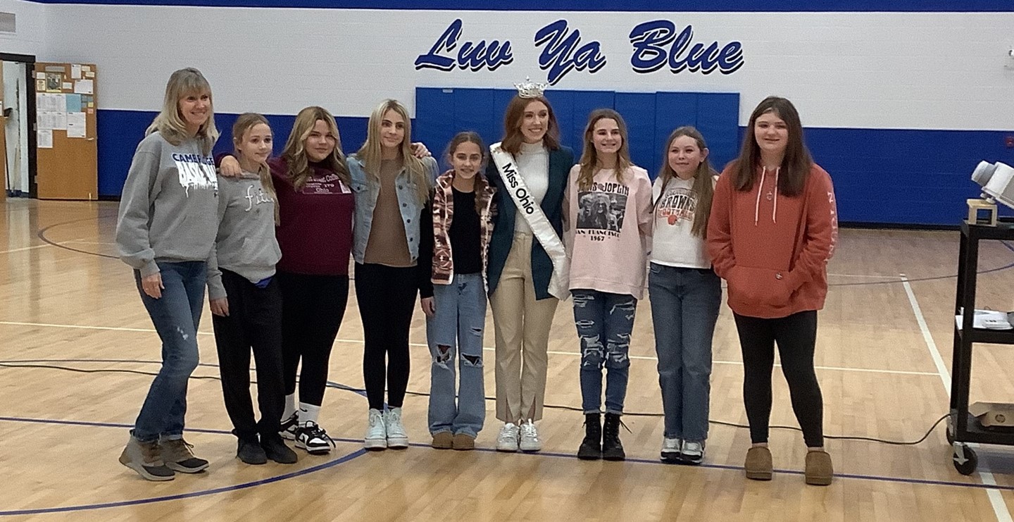 Miss Ohio with Middle School students